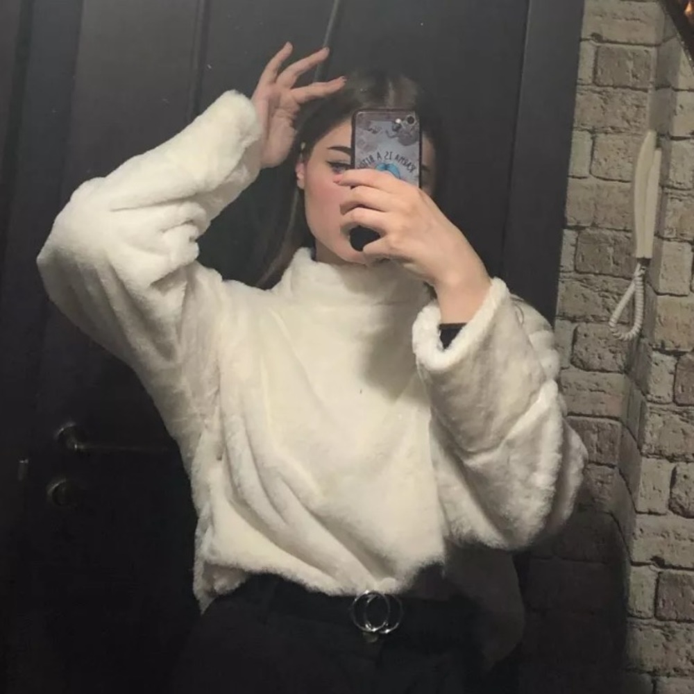 WHITE PLUSH PULLOVER SWEATER